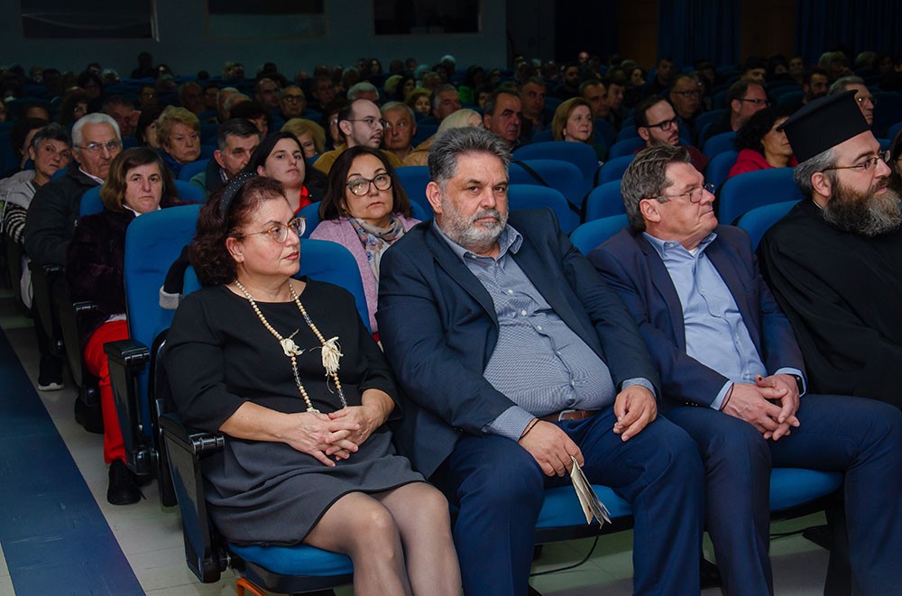 «Γνωριμία» με έναν Άγιο. Τον Άγιο Ιερώνυμο τον Σιμωνοπετρίτη είχαν την χαρά και την Ευλογία να γνωρίσουν οι φίλοι της Σχολής  Γονέων Κατερίνης την Δευτέρα 10-11-2025 μέσα από την ομιλία του ιερομονάχου π. Μύρωνος Σιμωνοπετρίτη ο οποίος με γλαφυρό τρόπο παρουσίασε την βιωτή του Οσίου Ιερώνυμου Σιμωνοπετρίτη, του Μικρασιάτη.