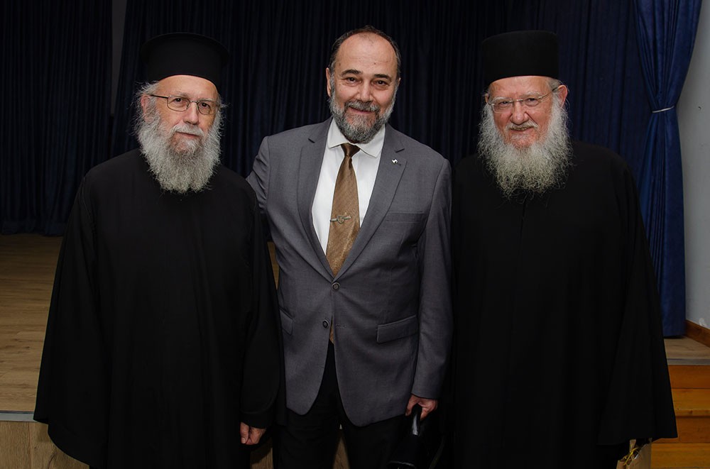 «Γνωριμία» με έναν Άγιο. Τον Άγιο Ιερώνυμο τον Σιμωνοπετρίτη είχαν την χαρά και την Ευλογία να γνωρίσουν οι φίλοι της Σχολής  Γονέων Κατερίνης την Δευτέρα 10-11-2025 μέσα από την ομιλία του ιερομονάχου π. Μύρωνος Σιμωνοπετρίτη ο οποίος με γλαφυρό τρόπο παρουσίασε την βιωτή του Οσίου Ιερώνυμου Σιμωνοπετρίτη, του Μικρασιάτη.