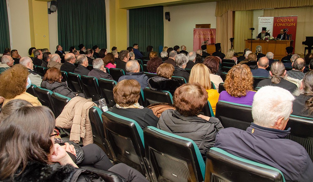 Ο Σεβασμιότατος Μητροπολίτης Νέας Κρήνης και Καλαμαριάς κ.κ. Ιουστίνος συνάρπασε το ακροατήριο της Σχολής Γονέων - Ανοικτό Πανεπιστήμιο Κατερίνης &nbsp;με τον γλυκύτατο και πατερικό λόγο του. Το θέμα της εισηγήσεως του ήταν: «Αναμνήσεις &nbsp;από τον γέροντά μου κυρού Αυγουστίνου Καντιώτη».