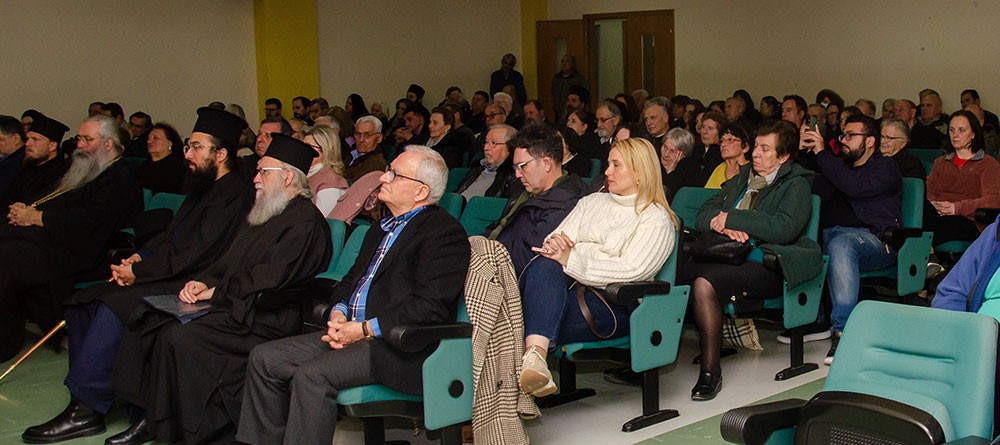 Ο Σεβασμιότατος Μητροπολίτης Νέας Κρήνης και Καλαμαριάς κ.κ. Ιουστίνος συνάρπασε το ακροατήριο της Σχολής Γονέων - Ανοικτό Πανεπιστήμιο Κατερίνης &nbsp;με τον γλυκύτατο και πατερικό λόγο του. Το θέμα της εισηγήσεως του ήταν: «Αναμνήσεις &nbsp;από τον γέροντά μου κυρού Αυγουστίνου Καντιώτη».