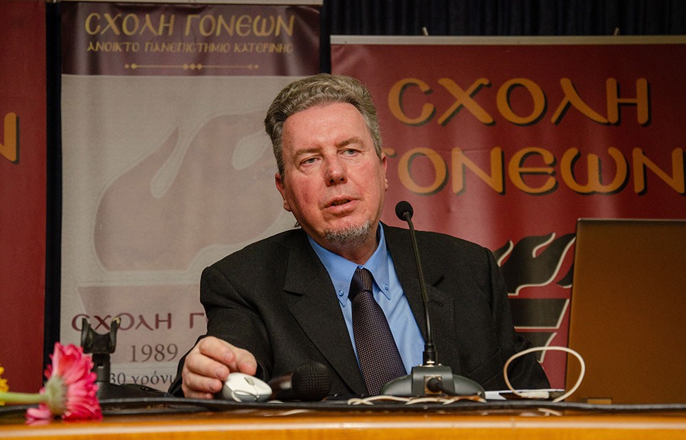 Για την κλιματική μεταβλητότητα  η οποία οφείλεται σε φυσικές αλλά και ανθρωπογενείς αιτίες μίλησε ο γεωπόνος με Μεταπτυχιακό στην Αειφορική Γεωργία και Υποψήφιος Διδάκτωρ Εδαφολογίας κ. Βασίλειος Έξαρχος με θέμα: «Υπάρχει κλιματική αλλαγή;» την Δευτέρα 16 Μαρτίου 2026 στο Ανοικτό Πανεπιστήμιο Κατερίνης. Η εκδήλωση πραγματοποιήθηκε σε Συνδιοργάνωση με την Δευτεροβάθμια Εκπαίδευση Πιερίας. 