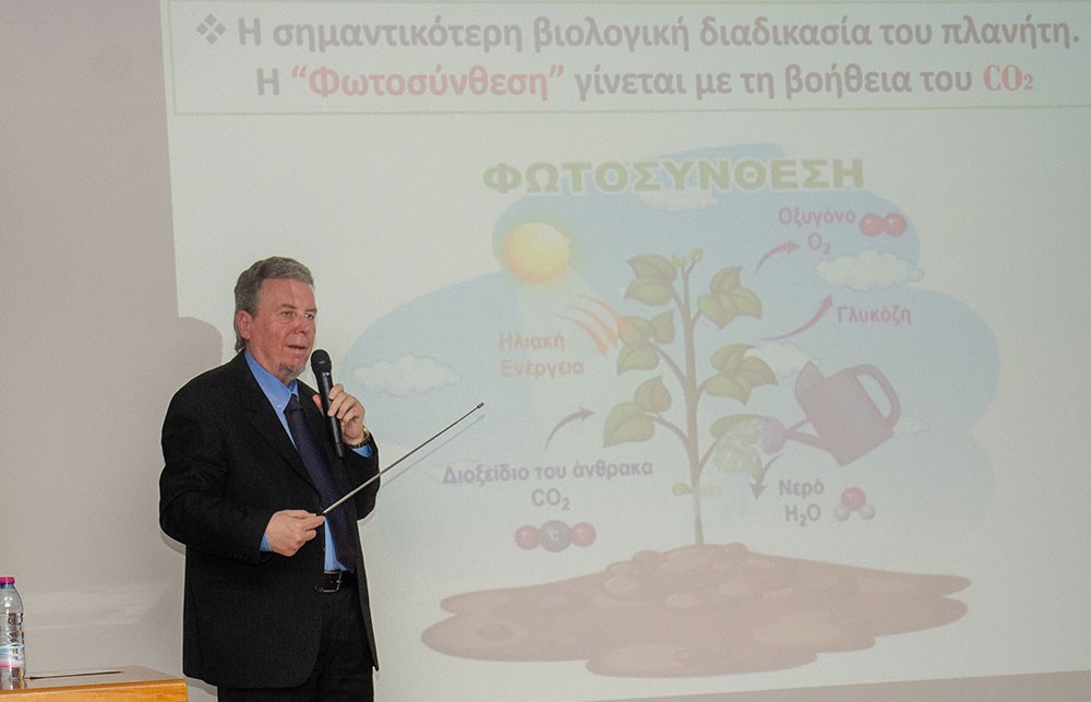 Για την κλιματική μεταβλητότητα  η οποία οφείλεται σε φυσικές αλλά και ανθρωπογενείς αιτίες μίλησε ο γεωπόνος με Μεταπτυχιακό στην Αειφορική Γεωργία και Υποψήφιος Διδάκτωρ Εδαφολογίας κ. Βασίλειος Έξαρχος με θέμα: «Υπάρχει κλιματική αλλαγή;» την Δευτέρα 16 Μαρτίου 2026 στο Ανοικτό Πανεπιστήμιο Κατερίνης. Η εκδήλωση πραγματοποιήθηκε σε Συνδιοργάνωση με την Δευτεροβάθμια Εκπαίδευση Πιερίας. 