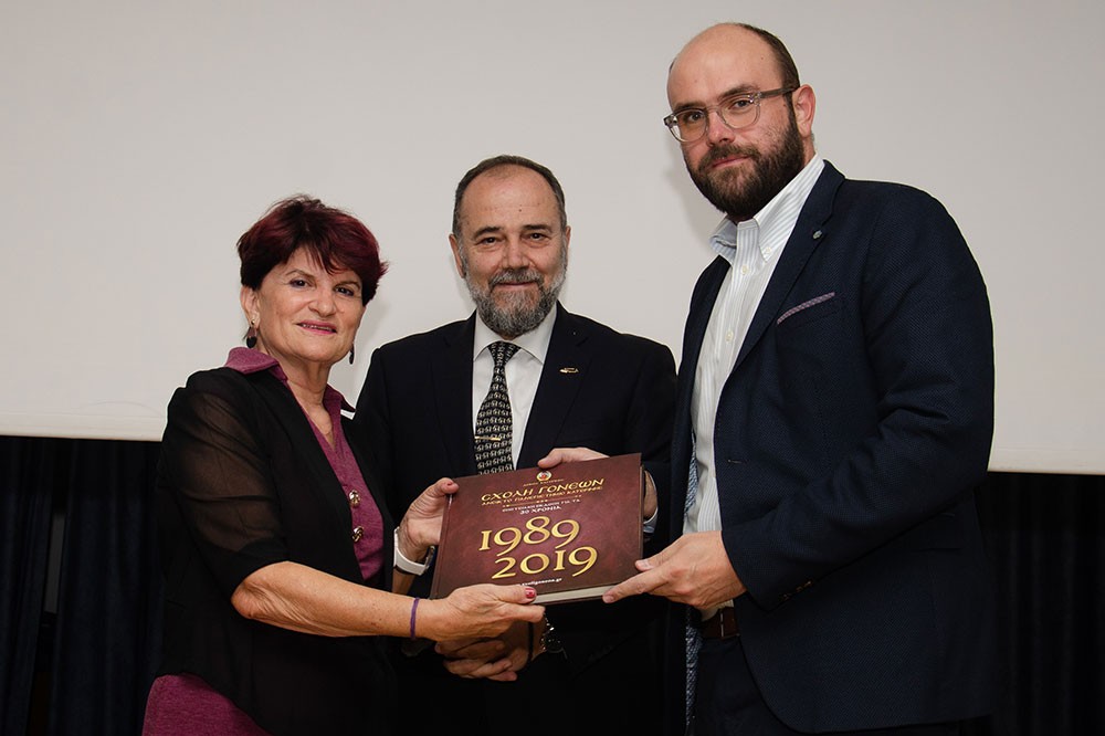 Η κ.  Μαρία Γκόσμα, μαία και συγγραφέας ήταν η επίσημη ομιλήτρια την Δευτέρα 17-11-2025 στην Σχολή Γονέων Κατερίνης με θέμα: «Δημιουργία Ζωής» και περιέγραψε -ολιστικά- την βιολογική και ψυχοπνευματική μας ανάπτυξη και εξέλιξη κατά την ενδομήτρια ζωή μας, με απλό και  κατανοητό τρόπο. 