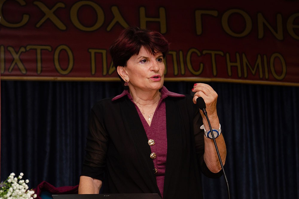 Η κ.  Μαρία Γκόσμα, μαία και συγγραφέας ήταν η επίσημη ομιλήτρια την Δευτέρα 17-11-2025 στην Σχολή Γονέων Κατερίνης με θέμα: «Δημιουργία Ζωής» και περιέγραψε -ολιστικά- την βιολογική και ψυχοπνευματική μας ανάπτυξη και εξέλιξη κατά την ενδομήτρια ζωή μας, με απλό και  κατανοητό τρόπο. 