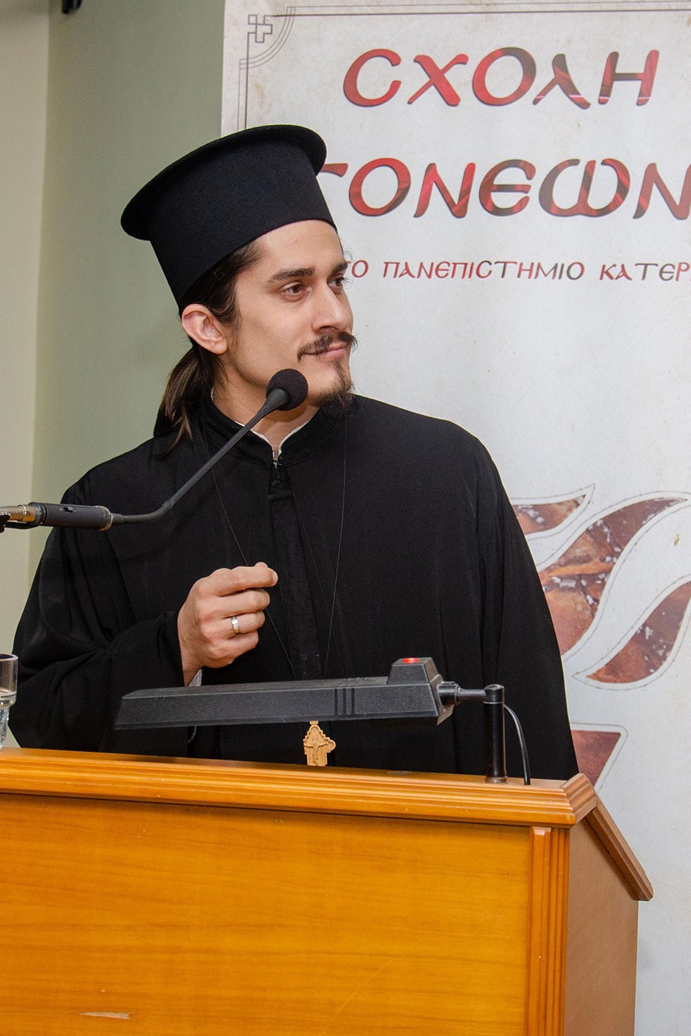 «H Οικουμενική Ακτινοβολία του Αγίου Όρους» ήταν το θέμα της εισήγησης του Πολιτικού Διοικητού του Αγίου Όρους, Επίτιμου Α.Γ.Ε.Σ. και πρώην Υπουργού Εθνικής Άμυνας κ. Αλκιβιάδη Στεφανή την Δευτέρα 2 Φεβρουαρίου 2026 στην Σχολή Γονέων – Ανοικτό Πανεπιστήμιο Κατερίνης. Η εκδήλωση έγινε σε Συνδιοργάνωση με το Κοινωφελές Ίδρυμα Αθανασίου & Μαρίνας Μαρτίνου.