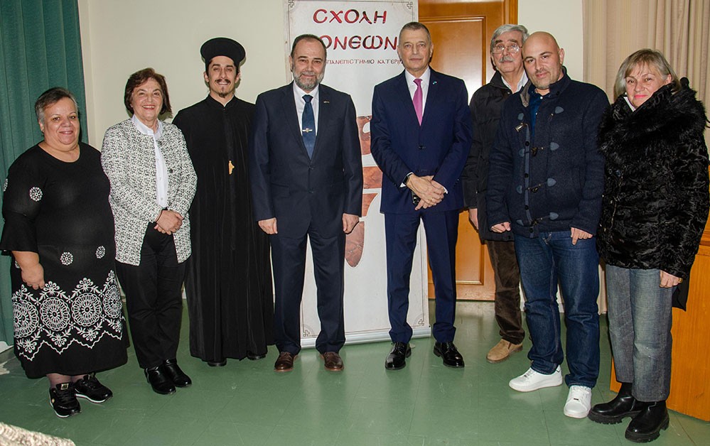 «H Οικουμενική Ακτινοβολία του Αγίου Όρους» ήταν το θέμα της εισήγησης του Πολιτικού Διοικητού του Αγίου Όρους, Επίτιμου Α.Γ.Ε.Σ. και πρώην Υπουργού Εθνικής Άμυνας κ. Αλκιβιάδη Στεφανή την Δευτέρα 2 Φεβρουαρίου 2026 στην Σχολή Γονέων – Ανοικτό Πανεπιστήμιο Κατερίνης. Η εκδήλωση έγινε σε Συνδιοργάνωση με το Κοινωφελές Ίδρυμα Αθανασίου & Μαρίνας Μαρτίνου.