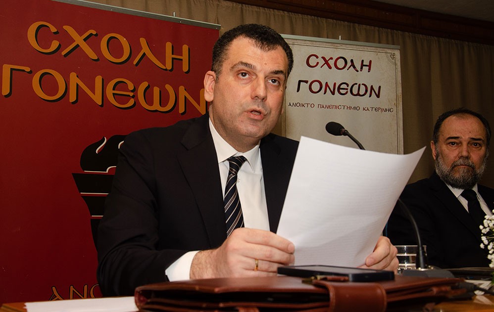 «Η διδασκαλία του μαθήματος των θρησκευτικών στην Ευρώπη» ήταν η εισήγηση του Δρ. Νομικής, Δρ. Θεολογίας, καθηγητή Εκκλησιαστικού Δικαίου Α.Π.Θ. κ. Δημήτριου Νικολακάκη την Δευτέρα 2 Μαρτίου 2026 στην Σχολή Γονέων – Ανοικτό Πανεπιστήμιο Κατερίνης. Η εκδήλωση πραγματοποιήθηκε σε Συνδιοργάνωση με το Πνευματικό Κέντρο της Ι.Μ. Κατερίνης «Ο Άγιος Φώτιος»