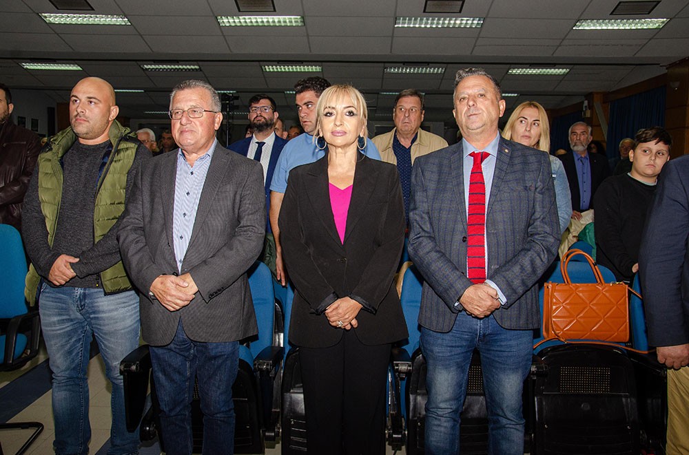 Πλημμύρισε από την «παρουσία» και την «ευωδία» του Αγίου Δημητρίου του Μυροβλήτη το Συνεδριακό κέντρο της Κατερίνης στην  πρεμιέρα των εκδηλώσεων της Σχολής Γονέων – Ανοικτό Πανεπιστήμιο Κατερίνης με επίσημο ομιλητή και καλεσμένο τον Παναγιώτατο Μητροπολίτη Θεσσαλονίκης κ.κ. ΦΙΛΟΘΕΟ, ο οποίος μίλησε με γλαφυρό και αφοπλιστικό λόγο για τον Προστάτη Άγιο της Θεσσαλονίκης τον Άγιο Δημήτριο.