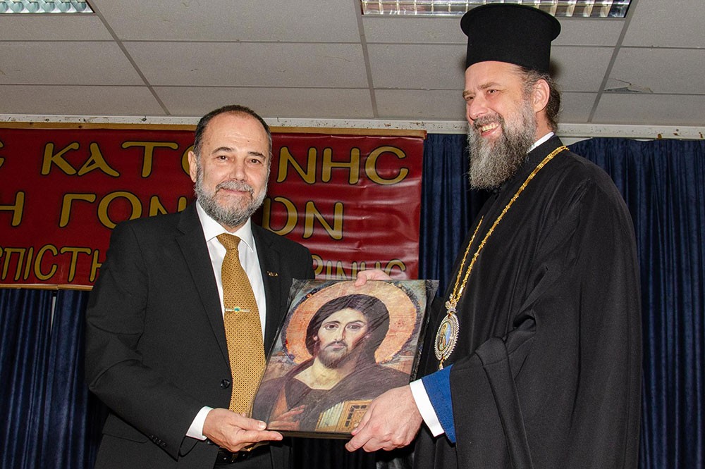 Πλημμύρισε από την «παρουσία» και την «ευωδία» του Αγίου Δημητρίου του Μυροβλήτη το Συνεδριακό κέντρο της Κατερίνης στην  πρεμιέρα των εκδηλώσεων της Σχολής Γονέων – Ανοικτό Πανεπιστήμιο Κατερίνης με επίσημο ομιλητή και καλεσμένο τον Παναγιώτατο Μητροπολίτη Θεσσαλονίκης κ.κ. ΦΙΛΟΘΕΟ, ο οποίος μίλησε με γλαφυρό και αφοπλιστικό λόγο για τον Προστάτη Άγιο της Θεσσαλονίκης τον Άγιο Δημήτριο.