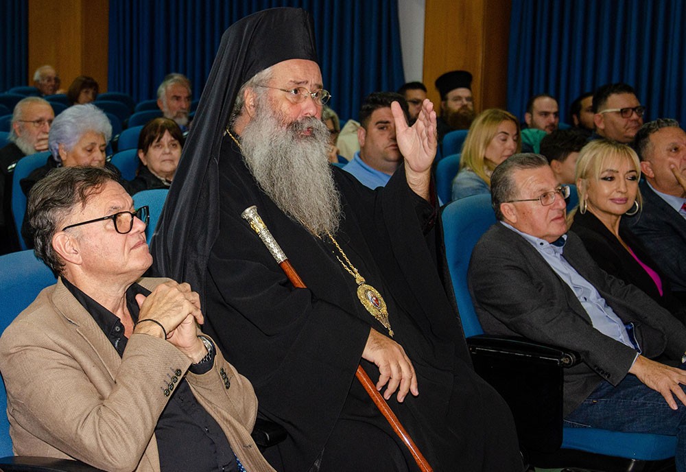 Πλημμύρισε από την «παρουσία» και την «ευωδία» του Αγίου Δημητρίου του Μυροβλήτη το Συνεδριακό κέντρο της Κατερίνης στην  πρεμιέρα των εκδηλώσεων της Σχολής Γονέων – Ανοικτό Πανεπιστήμιο Κατερίνης με επίσημο ομιλητή και καλεσμένο τον Παναγιώτατο Μητροπολίτη Θεσσαλονίκης κ.κ. ΦΙΛΟΘΕΟ, ο οποίος μίλησε με γλαφυρό και αφοπλιστικό λόγο για τον Προστάτη Άγιο της Θεσσαλονίκης τον Άγιο Δημήτριο.