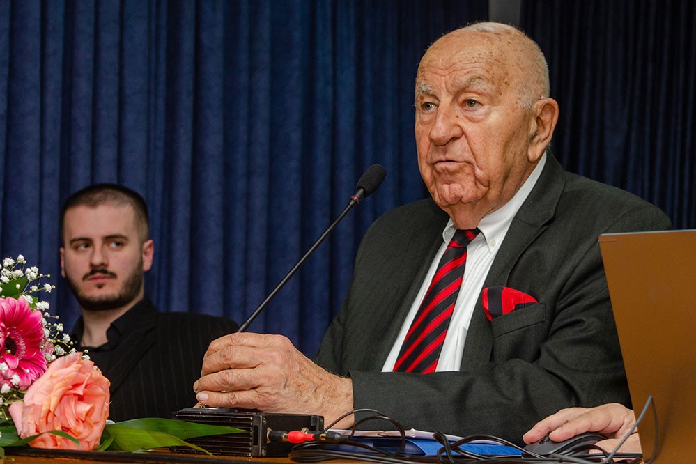 Αυλαία στις εκδηλώσεις της Σχολής Γονέων - Ανοικτό Πανεπιστήμιο Κατερίνης για την Ακαδημαϊκή χρονιά 2025-2026 με μια μοναδική ομιλία του πρώην Γερουσιαστή, πρώην Πρόεδρου της Βουλής του New Hamshire και Πρόεδρο της Ελληνοαμερικανικής Ένωσης Αθήνας κ. Κρίς Σπύρου και θέμα "Η ΜΑΚΕΔΟΝΙΑ ΜΑΣ". H εκδήλωση πραγματοποιήθηκε σε Συνδιοργάνωση με την Δευτεροβάθμια Εκπαίδευση Πιερίας 