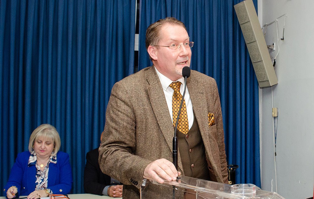 Αυλαία στις εκδηλώσεις της Σχολής Γονέων - Ανοικτό Πανεπιστήμιο Κατερίνης για την Ακαδημαϊκή χρονιά 2025-2026 με μια μοναδική ομιλία του πρώην Γερουσιαστή, πρώην Πρόεδρου της Βουλής του New Hamshire και Πρόεδρο της Ελληνοαμερικανικής Ένωσης Αθήνας κ. Κρίς Σπύρου και θέμα "Η ΜΑΚΕΔΟΝΙΑ ΜΑΣ". H εκδήλωση πραγματοποιήθηκε σε Συνδιοργάνωση με την Δευτεροβάθμια Εκπαίδευση Πιερίας 