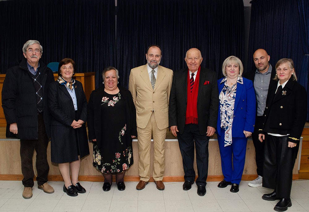Αυλαία στις εκδηλώσεις της Σχολής Γονέων - Ανοικτό Πανεπιστήμιο Κατερίνης για την Ακαδημαϊκή χρονιά 2025-2026 με μια μοναδική ομιλία του πρώην Γερουσιαστή, πρώην Πρόεδρου της Βουλής του New Hamshire και Πρόεδρο της Ελληνοαμερικανικής Ένωσης Αθήνας κ. Κρίς Σπύρου και θέμα "Η ΜΑΚΕΔΟΝΙΑ ΜΑΣ". H εκδήλωση πραγματοποιήθηκε σε Συνδιοργάνωση με την Δευτεροβάθμια Εκπαίδευση Πιερίας 