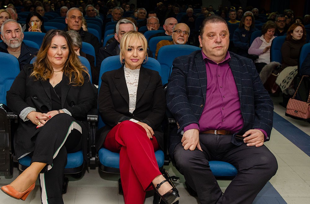 Αυλαία στις εκδηλώσεις της Σχολής Γονέων - Ανοικτό Πανεπιστήμιο Κατερίνης για την Ακαδημαϊκή χρονιά 2025-2026 με μια μοναδική ομιλία του πρώην Γερουσιαστή, πρώην Πρόεδρου της Βουλής του New Hamshire και Πρόεδρο της Ελληνοαμερικανικής Ένωσης Αθήνας κ. Κρίς Σπύρου και θέμα "Η ΜΑΚΕΔΟΝΙΑ ΜΑΣ". H εκδήλωση πραγματοποιήθηκε σε Συνδιοργάνωση με την Δευτεροβάθμια Εκπαίδευση Πιερίας 