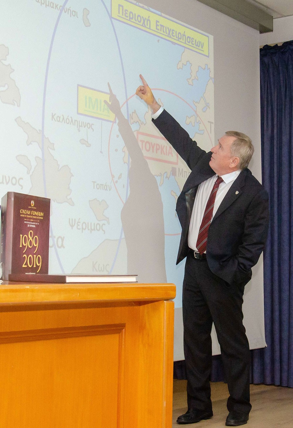 Συγκλόνισαν με τις προσωπικές τους μαρτυρίες για την Κρίση των Ιμίων ο Αντιναύαρχος Π.Ν. ε.α. Σπυρίδων Κονιδάρης και ο Υποναύαρχος Π.Ν. ε.α. Δημήτριος Τσαΐλάς την Δευτέρα 26 Ιανουαρίου 2026 στο αφιέρωμα της Σχολής Γονέων – Ανοικτό Πανεπιστήμιο Κατερίνης με αφορμή τα 30 χρόνια από την κρίση των Ιμίων η οποία κορυφώθηκε τις πρώτες πρωινές ώρες της 31ης Ιανουαρίου 1996, φέρνοντας Ελλάδα και Τουρκία στα πρόθυρα ένοπλης αντιπαράθεσης.  