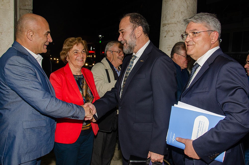 Την Δευτέρα 27 Οκτωβρίου 2025 οι πολυπληθείς φίλοι του Ανοικτού Πανεπιστημίου Κατερίνης, είχαν την τύχη να απολαύσουν μια υπέροχη μυσταγωγία Ορθοδοξίας και Ελλάδας.  •	Δημήτριος Νατσιός: Η Πατρίδα, η Ηθική και η Πίστη πολεμούνται συνειδητά μέσα στο σχολείο! •	Κωνσταντίνος Κρακατσάνης: Πολλοί Χριστιανοί ΔΕΝ βιώνουν απουσία του Αγίου Παϊσιου. Αντιθέτως! •	Νικήτας Τσακίρογλου: Ο ρόλος που υποδύθηκα του Αγίου Αρσενίου του Καππαδόκη, με γέμισε, με πλήρωσε πνευματικά και είχα την Ευλογία να την μοιραστώ με τον κόσμο!