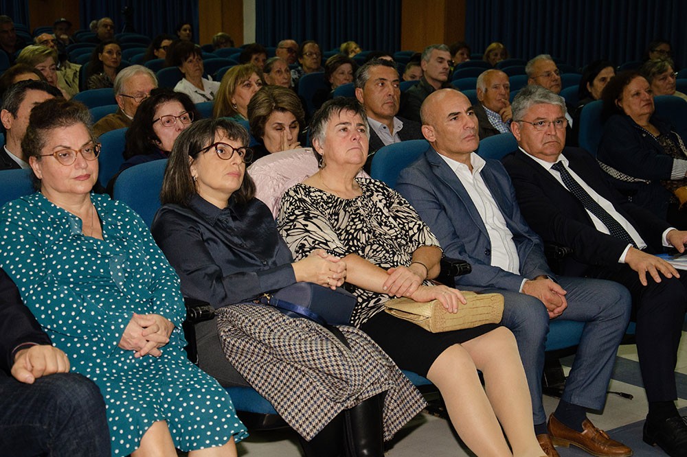 Την Δευτέρα 27 Οκτωβρίου 2025 οι πολυπληθείς φίλοι του Ανοικτού Πανεπιστημίου Κατερίνης, είχαν την τύχη να απολαύσουν μια υπέροχη μυσταγωγία Ορθοδοξίας και Ελλάδας.  •	Δημήτριος Νατσιός: Η Πατρίδα, η Ηθική και η Πίστη πολεμούνται συνειδητά μέσα στο σχολείο! •	Κωνσταντίνος Κρακατσάνης: Πολλοί Χριστιανοί ΔΕΝ βιώνουν απουσία του Αγίου Παϊσιου. Αντιθέτως! •	Νικήτας Τσακίρογλου: Ο ρόλος που υποδύθηκα του Αγίου Αρσενίου του Καππαδόκη, με γέμισε, με πλήρωσε πνευματικά και είχα την Ευλογία να την μοιραστώ με τον κόσμο!