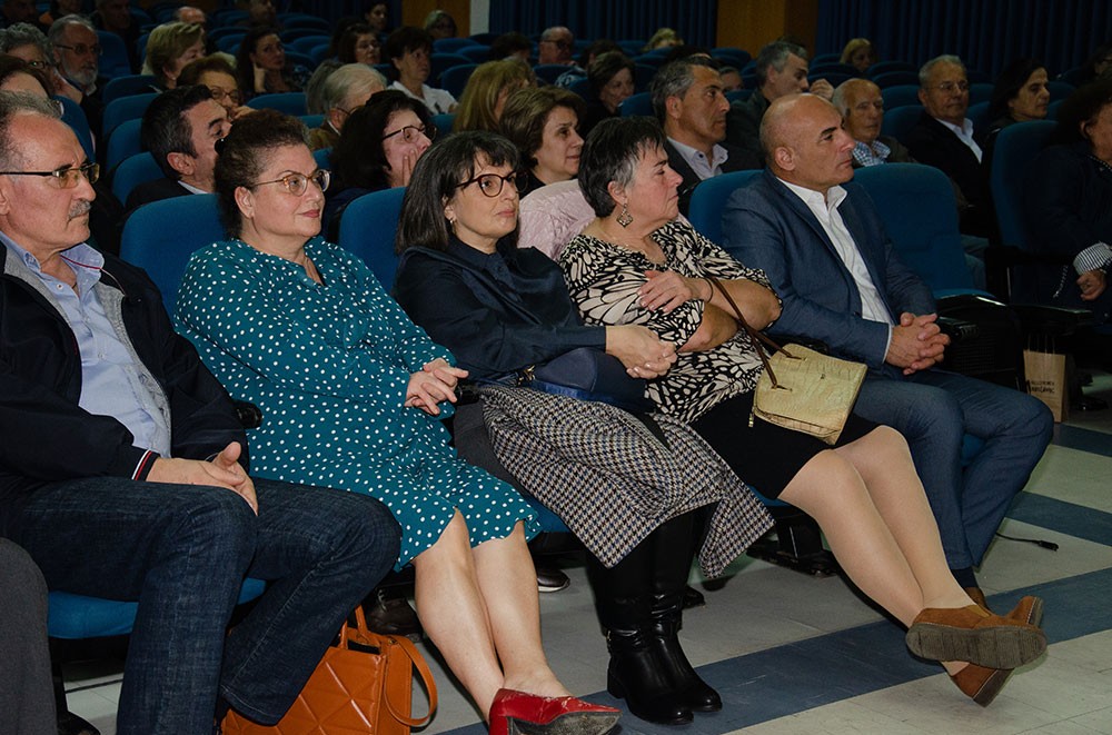 Την Δευτέρα 27 Οκτωβρίου 2025 οι πολυπληθείς φίλοι του Ανοικτού Πανεπιστημίου Κατερίνης, είχαν την τύχη να απολαύσουν μια υπέροχη μυσταγωγία Ορθοδοξίας και Ελλάδας.  •	Δημήτριος Νατσιός: Η Πατρίδα, η Ηθική και η Πίστη πολεμούνται συνειδητά μέσα στο σχολείο! •	Κωνσταντίνος Κρακατσάνης: Πολλοί Χριστιανοί ΔΕΝ βιώνουν απουσία του Αγίου Παϊσιου. Αντιθέτως! •	Νικήτας Τσακίρογλου: Ο ρόλος που υποδύθηκα του Αγίου Αρσενίου του Καππαδόκη, με γέμισε, με πλήρωσε πνευματικά και είχα την Ευλογία να την μοιραστώ με τον κόσμο!