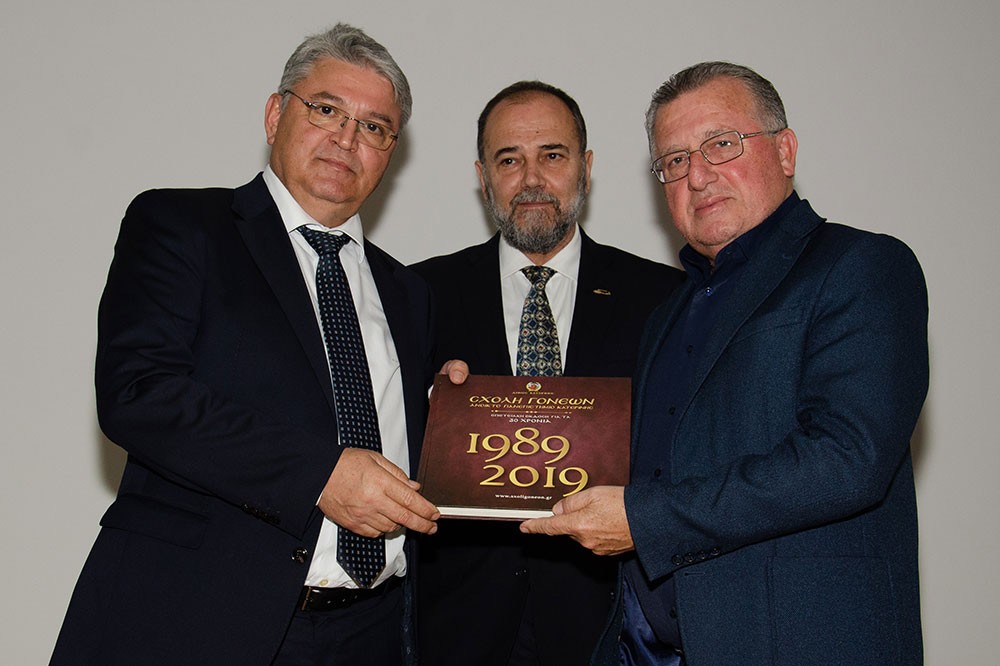 Την Δευτέρα 27 Οκτωβρίου 2025 οι πολυπληθείς φίλοι του Ανοικτού Πανεπιστημίου Κατερίνης, είχαν την τύχη να απολαύσουν μια υπέροχη μυσταγωγία Ορθοδοξίας και Ελλάδας.  •	Δημήτριος Νατσιός: Η Πατρίδα, η Ηθική και η Πίστη πολεμούνται συνειδητά μέσα στο σχολείο! •	Κωνσταντίνος Κρακατσάνης: Πολλοί Χριστιανοί ΔΕΝ βιώνουν απουσία του Αγίου Παϊσιου. Αντιθέτως! •	Νικήτας Τσακίρογλου: Ο ρόλος που υποδύθηκα του Αγίου Αρσενίου του Καππαδόκη, με γέμισε, με πλήρωσε πνευματικά και είχα την Ευλογία να την μοιραστώ με τον κόσμο!