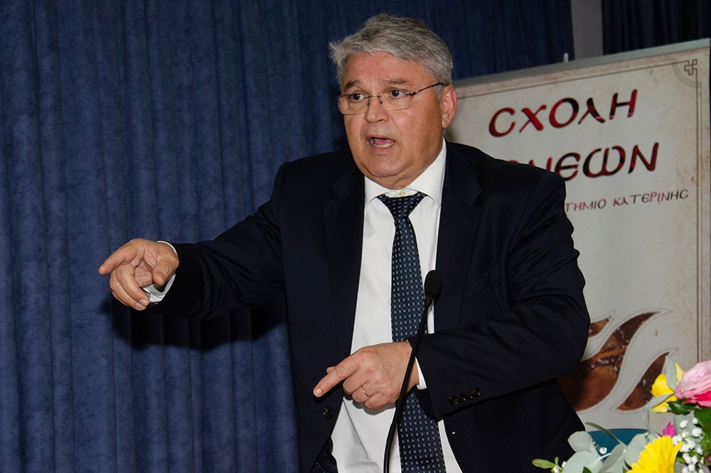 Την Δευτέρα 27 Οκτωβρίου 2025 οι πολυπληθείς φίλοι του Ανοικτού Πανεπιστημίου Κατερίνης, είχαν την τύχη να απολαύσουν μια υπέροχη μυσταγωγία Ορθοδοξίας και Ελλάδας.  •	Δημήτριος Νατσιός: Η Πατρίδα, η Ηθική και η Πίστη πολεμούνται συνειδητά μέσα στο σχολείο! •	Κωνσταντίνος Κρακατσάνης: Πολλοί Χριστιανοί ΔΕΝ βιώνουν απουσία του Αγίου Παϊσιου. Αντιθέτως! •	Νικήτας Τσακίρογλου: Ο ρόλος που υποδύθηκα του Αγίου Αρσενίου του Καππαδόκη, με γέμισε, με πλήρωσε πνευματικά και είχα την Ευλογία να την μοιραστώ με τον κόσμο!