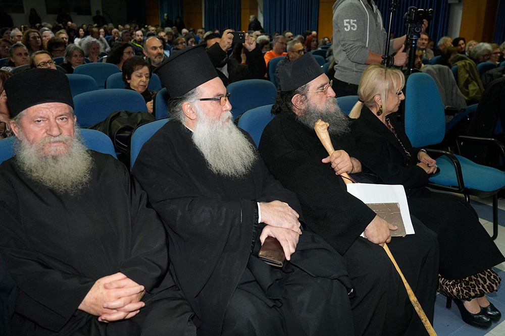 Συγκλονιστικός ο παπά Βαγγέλης Παπανικολάου στην κατάμεστη αίθουσα του Συνεδριακού κέντρου Κατερίνης με θέμα: «Ίνα τι κρίνεις τον αδερφό σου;» την Δευτέρα 8-12-2025. 