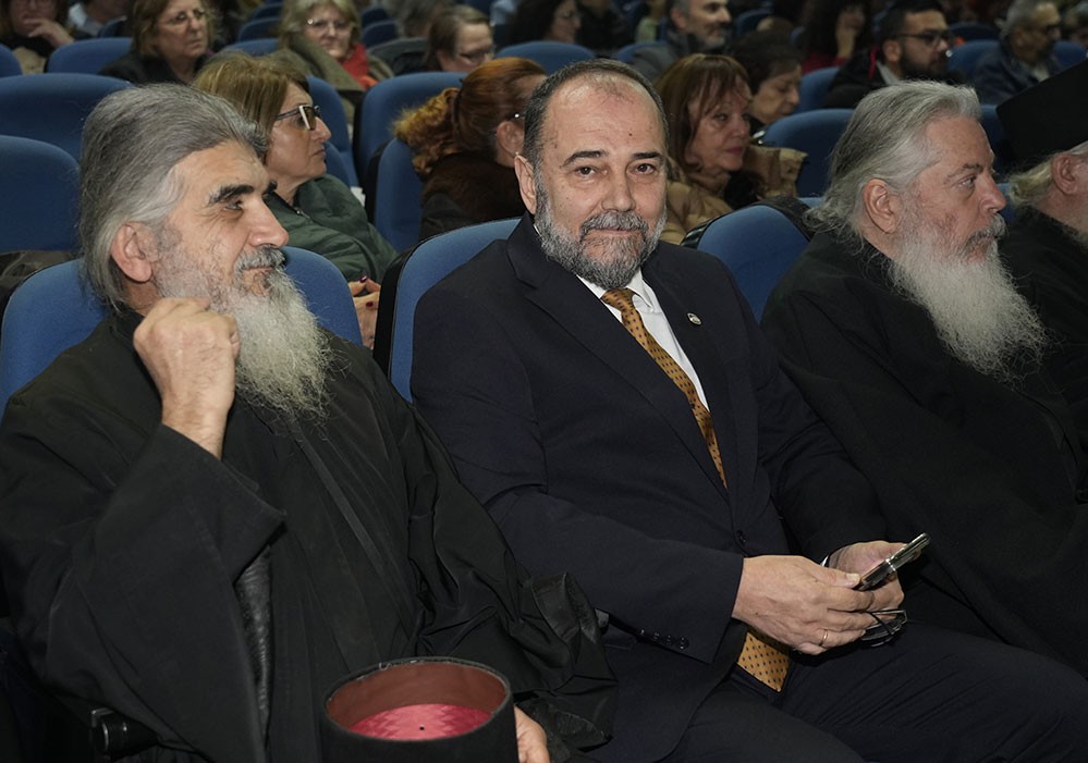 Συγκλονιστικός ο παπά Βαγγέλης Παπανικολάου στην κατάμεστη αίθουσα του Συνεδριακού κέντρου Κατερίνης με θέμα: «Ίνα τι κρίνεις τον αδερφό σου;» την Δευτέρα 8-12-2025. 