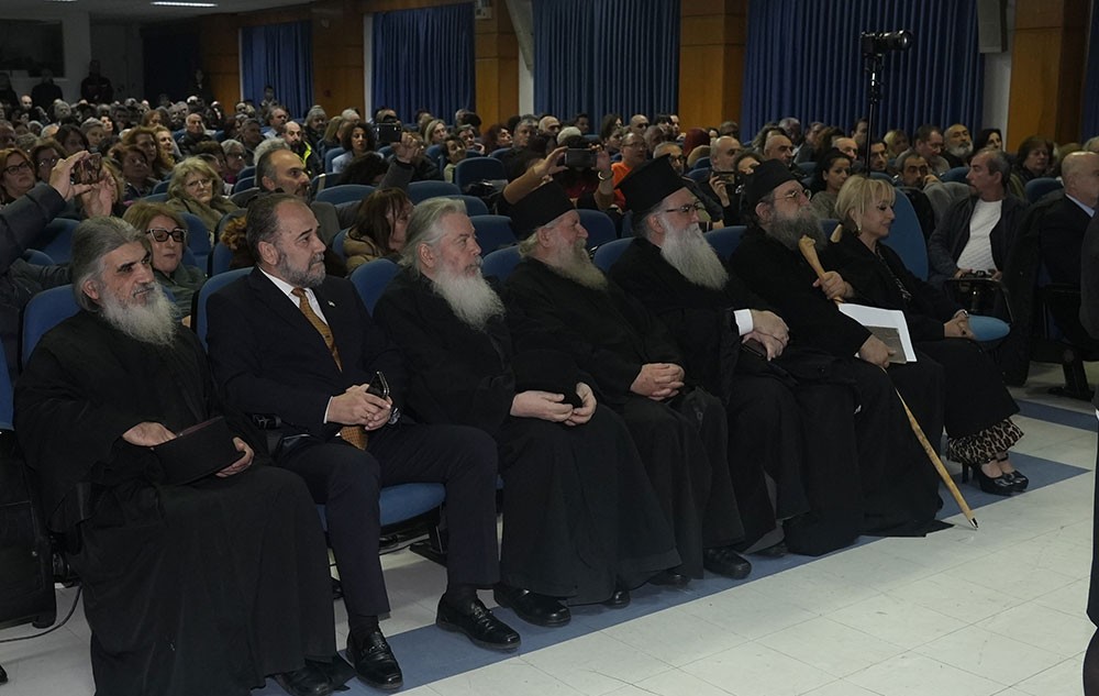 Συγκλονιστικός ο παπά Βαγγέλης Παπανικολάου στην κατάμεστη αίθουσα του Συνεδριακού κέντρου Κατερίνης με θέμα: «Ίνα τι κρίνεις τον αδερφό σου;» την Δευτέρα 8-12-2025. 