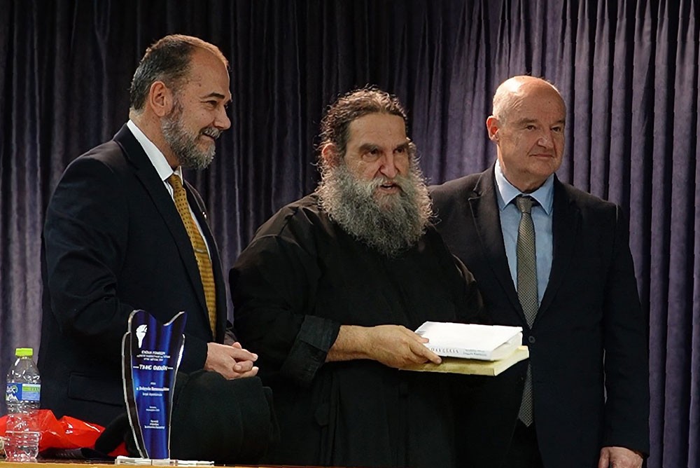 Συγκλονιστικός ο παπά Βαγγέλης Παπανικολάου στην κατάμεστη αίθουσα του Συνεδριακού κέντρου Κατερίνης με θέμα: «Ίνα τι κρίνεις τον αδερφό σου;» την Δευτέρα 8-12-2025. 