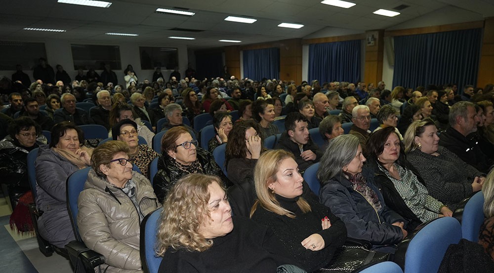 Συγκλονιστικός ο παπά Βαγγέλης Παπανικολάου στην κατάμεστη αίθουσα του Συνεδριακού κέντρου Κατερίνης με θέμα: «Ίνα τι κρίνεις τον αδερφό σου;» την Δευτέρα 8-12-2025. 