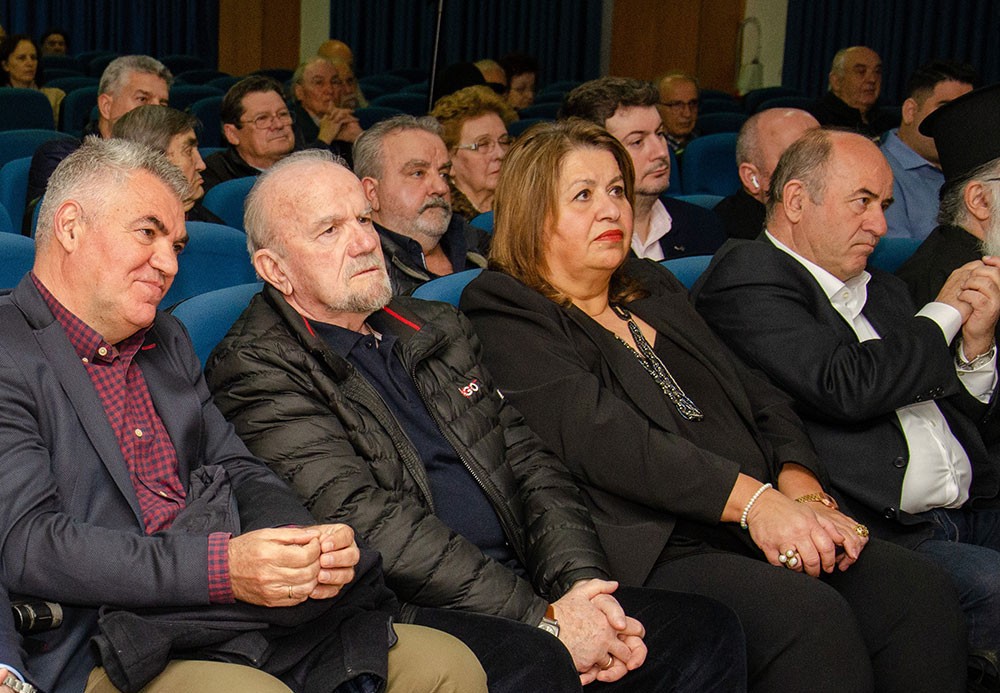 Μια εξαιρετικά επίκαιρη εκδήλωση με θέμα:  «Η Κρίση στην Ελληνική Οικογένεια» πραγματοποιήθηκε την Δευτέρα 9 Μαρτίου 2026 στην Σχολή Γονέων – Ανοικτό Πανεπιστήμιο Κατερίνης με επίσημους ομιλητές και καλεσμένους τον σεβασμιώτατο Μητροπολίτη Σισσανίου & Σιατίστης κ.κ. ΑΘΑΝΑΣΙΟ  και τον βουλευτή της Ν.Δ. και Γεν. Γραμματέα της Κοινοβουλευτικής ομάδας της Ν.Δ. κ. Μάξιμο Χαρακόπουλο. Η εκδήλωση έγινε σε Συνδιοργάνωση με την Δ.Ε.Ε.Π Πιερίας της Ν.Δ. Συμμετείχε η Χορωδία του πολιτιστικού Ομίλου Λιτοχώρου «ΆΝΑΣΣΑ» υπό την διεύθυνση της μαέστρου κ. Μαρίκας Φωτοπούλου.