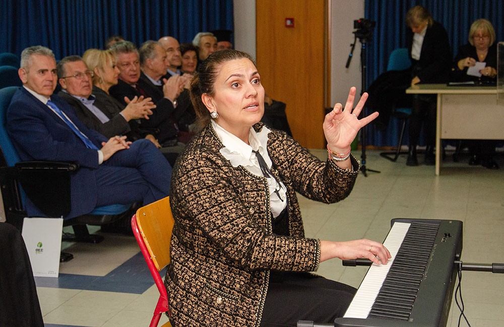 Μια εξαιρετικά επίκαιρη εκδήλωση με θέμα:  «Η Κρίση στην Ελληνική Οικογένεια» πραγματοποιήθηκε την Δευτέρα 9 Μαρτίου 2026 στην Σχολή Γονέων – Ανοικτό Πανεπιστήμιο Κατερίνης με επίσημους ομιλητές και καλεσμένους τον σεβασμιώτατο Μητροπολίτη Σισσανίου & Σιατίστης κ.κ. ΑΘΑΝΑΣΙΟ  και τον βουλευτή της Ν.Δ. και Γεν. Γραμματέα της Κοινοβουλευτικής ομάδας της Ν.Δ. κ. Μάξιμο Χαρακόπουλο. Η εκδήλωση έγινε σε Συνδιοργάνωση με την Δ.Ε.Ε.Π Πιερίας της Ν.Δ. Συμμετείχε η Χορωδία του πολιτιστικού Ομίλου Λιτοχώρου «ΆΝΑΣΣΑ» υπό την διεύθυνση της μαέστρου κ. Μαρίκας Φωτοπούλου.