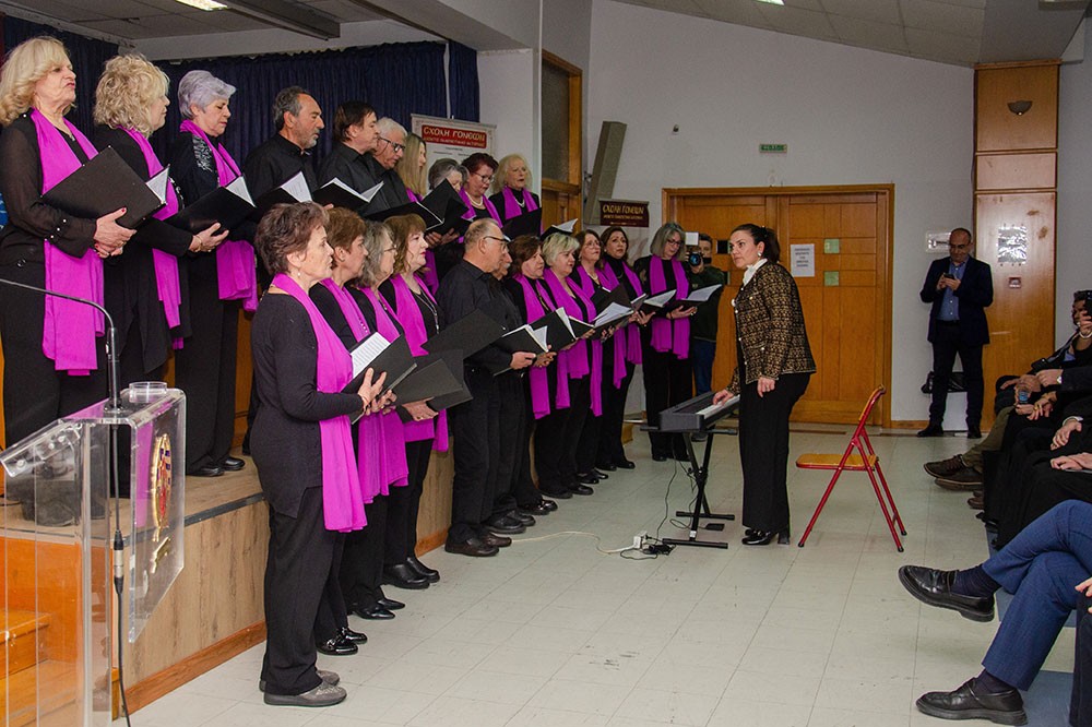 Μια εξαιρετικά επίκαιρη εκδήλωση με θέμα:  «Η Κρίση στην Ελληνική Οικογένεια» πραγματοποιήθηκε την Δευτέρα 9 Μαρτίου 2026 στην Σχολή Γονέων – Ανοικτό Πανεπιστήμιο Κατερίνης με επίσημους ομιλητές και καλεσμένους τον σεβασμιώτατο Μητροπολίτη Σισσανίου & Σιατίστης κ.κ. ΑΘΑΝΑΣΙΟ  και τον βουλευτή της Ν.Δ. και Γεν. Γραμματέα της Κοινοβουλευτικής ομάδας της Ν.Δ. κ. Μάξιμο Χαρακόπουλο. Η εκδήλωση έγινε σε Συνδιοργάνωση με την Δ.Ε.Ε.Π Πιερίας της Ν.Δ. Συμμετείχε η Χορωδία του πολιτιστικού Ομίλου Λιτοχώρου «ΆΝΑΣΣΑ» υπό την διεύθυνση της μαέστρου κ. Μαρίκας Φωτοπούλου.