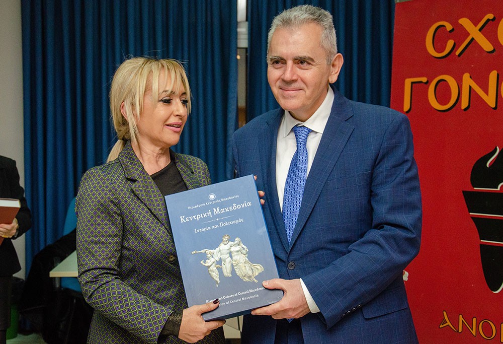 Μια εξαιρετικά επίκαιρη εκδήλωση με θέμα:  «Η Κρίση στην Ελληνική Οικογένεια» πραγματοποιήθηκε την Δευτέρα 9 Μαρτίου 2026 στην Σχολή Γονέων – Ανοικτό Πανεπιστήμιο Κατερίνης με επίσημους ομιλητές και καλεσμένους τον σεβασμιώτατο Μητροπολίτη Σισσανίου & Σιατίστης κ.κ. ΑΘΑΝΑΣΙΟ  και τον βουλευτή της Ν.Δ. και Γεν. Γραμματέα της Κοινοβουλευτικής ομάδας της Ν.Δ. κ. Μάξιμο Χαρακόπουλο. Η εκδήλωση έγινε σε Συνδιοργάνωση με την Δ.Ε.Ε.Π Πιερίας της Ν.Δ. Συμμετείχε η Χορωδία του πολιτιστικού Ομίλου Λιτοχώρου «ΆΝΑΣΣΑ» υπό την διεύθυνση της μαέστρου κ. Μαρίκας Φωτοπούλου.