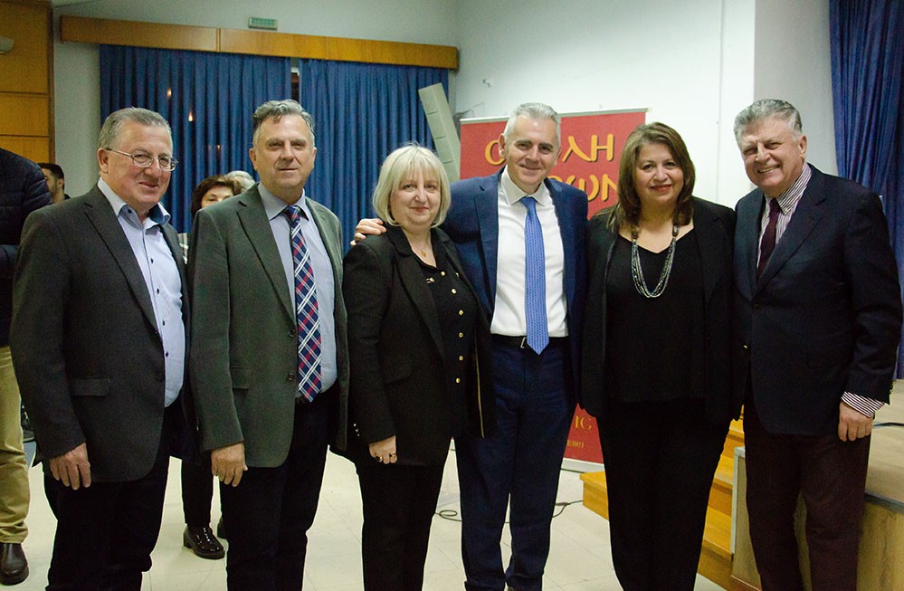 Μια εξαιρετικά επίκαιρη εκδήλωση με θέμα:  «Η Κρίση στην Ελληνική Οικογένεια» πραγματοποιήθηκε την Δευτέρα 9 Μαρτίου 2026 στην Σχολή Γονέων – Ανοικτό Πανεπιστήμιο Κατερίνης με επίσημους ομιλητές και καλεσμένους τον σεβασμιώτατο Μητροπολίτη Σισσανίου & Σιατίστης κ.κ. ΑΘΑΝΑΣΙΟ  και τον βουλευτή της Ν.Δ. και Γεν. Γραμματέα της Κοινοβουλευτικής ομάδας της Ν.Δ. κ. Μάξιμο Χαρακόπουλο. Η εκδήλωση έγινε σε Συνδιοργάνωση με την Δ.Ε.Ε.Π Πιερίας της Ν.Δ. Συμμετείχε η Χορωδία του πολιτιστικού Ομίλου Λιτοχώρου «ΆΝΑΣΣΑ» υπό την διεύθυνση της μαέστρου κ. Μαρίκας Φωτοπούλου.