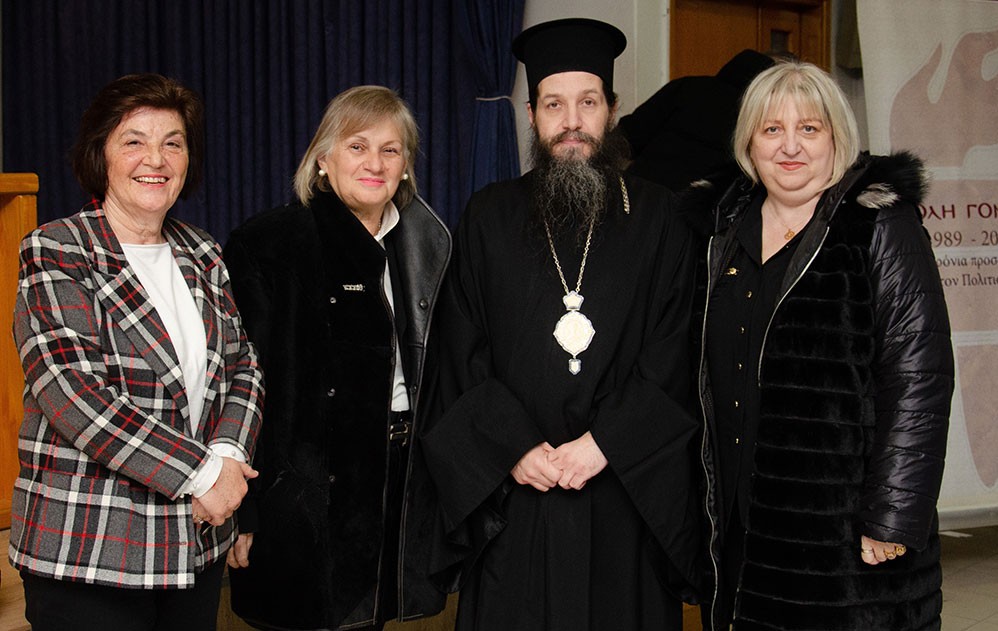 Μια εξαιρετικά επίκαιρη εκδήλωση με θέμα:  «Η Κρίση στην Ελληνική Οικογένεια» πραγματοποιήθηκε την Δευτέρα 9 Μαρτίου 2026 στην Σχολή Γονέων – Ανοικτό Πανεπιστήμιο Κατερίνης με επίσημους ομιλητές και καλεσμένους τον σεβασμιώτατο Μητροπολίτη Σισσανίου & Σιατίστης κ.κ. ΑΘΑΝΑΣΙΟ  και τον βουλευτή της Ν.Δ. και Γεν. Γραμματέα της Κοινοβουλευτικής ομάδας της Ν.Δ. κ. Μάξιμο Χαρακόπουλο. Η εκδήλωση έγινε σε Συνδιοργάνωση με την Δ.Ε.Ε.Π Πιερίας της Ν.Δ. Συμμετείχε η Χορωδία του πολιτιστικού Ομίλου Λιτοχώρου «ΆΝΑΣΣΑ» υπό την διεύθυνση της μαέστρου κ. Μαρίκας Φωτοπούλου.