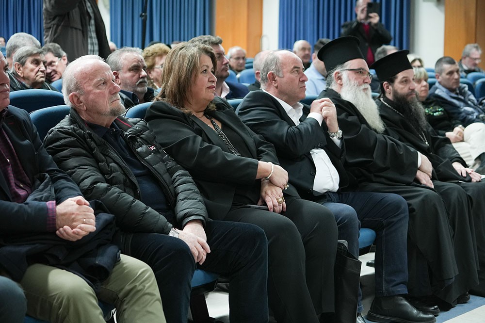 Μια εξαιρετικά επίκαιρη εκδήλωση με θέμα:  «Η Κρίση στην Ελληνική Οικογένεια» πραγματοποιήθηκε την Δευτέρα 9 Μαρτίου 2026 στην Σχολή Γονέων – Ανοικτό Πανεπιστήμιο Κατερίνης με επίσημους ομιλητές και καλεσμένους τον σεβασμιώτατο Μητροπολίτη Σισσανίου & Σιατίστης κ.κ. ΑΘΑΝΑΣΙΟ  και τον βουλευτή της Ν.Δ. και Γεν. Γραμματέα της Κοινοβουλευτικής ομάδας της Ν.Δ. κ. Μάξιμο Χαρακόπουλο. Η εκδήλωση έγινε σε Συνδιοργάνωση με την Δ.Ε.Ε.Π Πιερίας της Ν.Δ. Συμμετείχε η Χορωδία του πολιτιστικού Ομίλου Λιτοχώρου «ΆΝΑΣΣΑ» υπό την διεύθυνση της μαέστρου κ. Μαρίκας Φωτοπούλου.