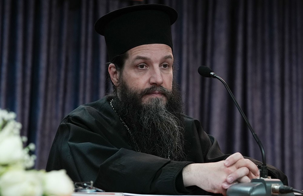 Μια εξαιρετικά επίκαιρη εκδήλωση με θέμα:  «Η Κρίση στην Ελληνική Οικογένεια» πραγματοποιήθηκε την Δευτέρα 9 Μαρτίου 2026 στην Σχολή Γονέων – Ανοικτό Πανεπιστήμιο Κατερίνης με επίσημους ομιλητές και καλεσμένους τον σεβασμιώτατο Μητροπολίτη Σισσανίου & Σιατίστης κ.κ. ΑΘΑΝΑΣΙΟ  και τον βουλευτή της Ν.Δ. και Γεν. Γραμματέα της Κοινοβουλευτικής ομάδας της Ν.Δ. κ. Μάξιμο Χαρακόπουλο. Η εκδήλωση έγινε σε Συνδιοργάνωση με την Δ.Ε.Ε.Π Πιερίας της Ν.Δ. Συμμετείχε η Χορωδία του πολιτιστικού Ομίλου Λιτοχώρου «ΆΝΑΣΣΑ» υπό την διεύθυνση της μαέστρου κ. Μαρίκας Φωτοπούλου.