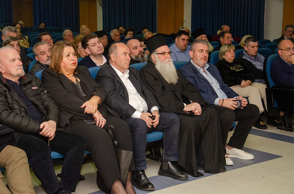 Μια εξαιρετικά επίκαιρη εκδήλωση με θέμα:  «Η Κρίση στην Ελληνική Οικογένεια» πραγματοποιήθηκε την Δευτέρα 9 Μαρτίου 2026 στην Σχολή Γονέων – Ανοικτό Πανεπιστήμιο Κατερίνης με επίσημους ομιλητές και καλεσμένους τον σεβασμιώτατο Μητροπολίτη Σισσανίου & Σιατίστης κ.κ. ΑΘΑΝΑΣΙΟ  και τον βουλευτή της Ν.Δ. και Γεν. Γραμματέα της Κοινοβουλευτικής ομάδας της Ν.Δ. κ. Μάξιμο Χαρακόπουλο. Η εκδήλωση έγινε σε Συνδιοργάνωση με την Δ.Ε.Ε.Π Πιερίας της Ν.Δ. Συμμετείχε η Χορωδία του πολιτιστικού Ομίλου Λιτοχώρου «ΆΝΑΣΣΑ» υπό την διεύθυνση της μαέστρου κ. Μαρίκας Φωτοπούλου.