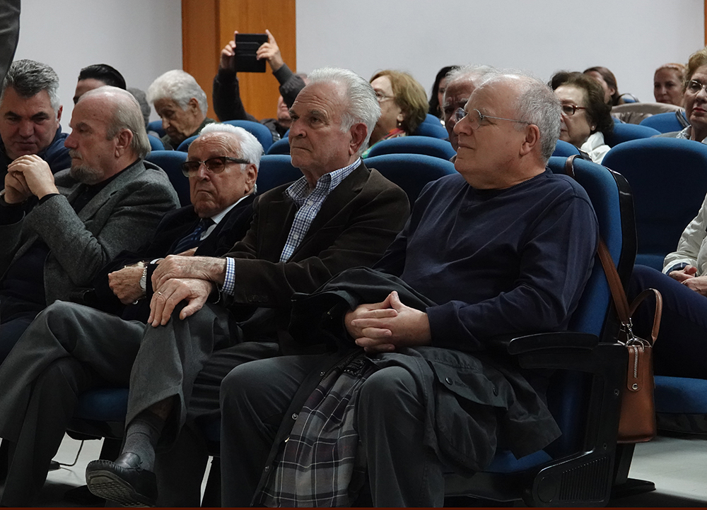 Σταύρος Λυγερός από την Κατερίνη: • Ας μην χρειαστεί μια Εθνική Καταστροφή για να ξυπνήσουμε! • Εάν χάσουμε έδαφος δεν το ξαναπαίρνουμε πίσω. • Εάν εδραιωθεί η εγκατάσταση μεταναστών θα έχουμε αλλοίωση της σύνθεσης του πληθυσμού μας. • Τα καμώματα του Trump και ο τυχοδιωκτισμός του Erdogan εγκυμονούν απρόβλεπτες καταστάσεις. • Η Ευρώπη είναι διψασμένη για Ενέργεια και καταναλώνει το Ρωσικό πετρέλαιο!
