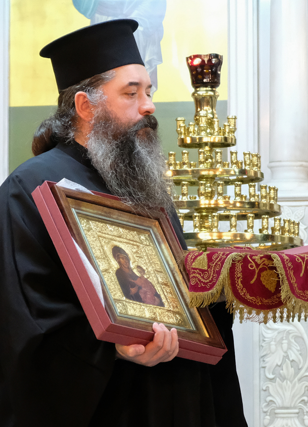 Μεγάλη Τιμή και Ευλογία για την Πιερία, την Μητρόπολη Κίτρους και την Σχολή Γονέων Κατερίνης η παρουσία του καθηγουμένου της Ι.Μ.Μ.Βατοπαιδίου γέροντος Εφραίμ την Κυριακή 3-11-2019. Η εκδήλωση πραγματοποιήθηκε στον Καθεδρικό Ναό της Θείας Αναλήψεως Κατερίνης και ξεκίνησε με Αγιασμό από τον Θεοφιλέστατο Επίσκοπο Αρούσας & Κεντρικής Τανζανίας κ. Αγαθόνικο για να ευλογηθεί η νέα ποιμαντική χρονιά και στην συνέχεια προβλήθηκε ένα εξαιρετικό 50λεπτο βίντεο παραγωγής του Ινστιτούτου Άγ. Μάξιμος ο Γραικός αφιερωμένο στον γέροντα Ιωσηφ τον Βατοπαιδινό με αφορμή τα 10 χρόνια της εκδημίας του.