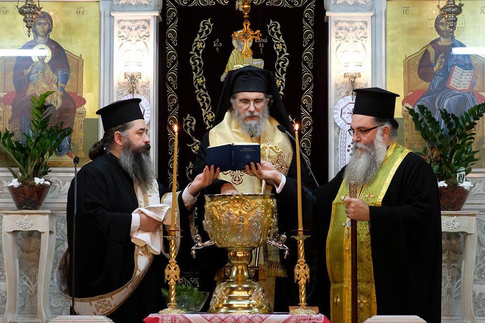 Μεγάλη Τιμή και Ευλογία για την Πιερία, την Μητρόπολη Κίτρους και την Σχολή Γονέων Κατερίνης η παρουσία του καθηγουμένου της Ι.Μ.Μ.Βατοπαιδίου γέροντος Εφραίμ την Κυριακή 3-11-2019. Η εκδήλωση πραγματοποιήθηκε στον Καθεδρικό Ναό της Θείας Αναλήψεως Κατερίνης και ξεκίνησε με Αγιασμό από τον Θεοφιλέστατο Επίσκοπο Αρούσας & Κεντρικής Τανζανίας κ. Αγαθόνικο για να ευλογηθεί η νέα ποιμαντική χρονιά και στην συνέχεια προβλήθηκε ένα εξαιρετικό 50λεπτο βίντεο παραγωγής του Ινστιτούτου Άγ. Μάξιμος ο Γραικός αφιερωμένο στον γέροντα Ιωσηφ τον Βατοπαιδινό με αφορμή τα 10 χρόνια της εκδημίας του.
