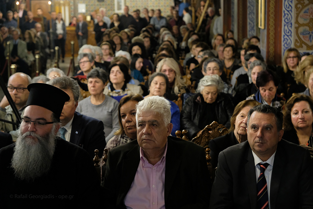 Μεγάλη Τιμή και Ευλογία για την Πιερία, την Μητρόπολη Κίτρους και την Σχολή Γονέων Κατερίνης η παρουσία του καθηγουμένου της Ι.Μ.Μ.Βατοπαιδίου γέροντος Εφραίμ την Κυριακή 3-11-2019. Η εκδήλωση πραγματοποιήθηκε στον Καθεδρικό Ναό της Θείας Αναλήψεως Κατερίνης και ξεκίνησε με Αγιασμό από τον Θεοφιλέστατο Επίσκοπο Αρούσας & Κεντρικής Τανζανίας κ. Αγαθόνικο για να ευλογηθεί η νέα ποιμαντική χρονιά και στην συνέχεια προβλήθηκε ένα εξαιρετικό 50λεπτο βίντεο παραγωγής του Ινστιτούτου Άγ. Μάξιμος ο Γραικός αφιερωμένο στον γέροντα Ιωσηφ τον Βατοπαιδινό με αφορμή τα 10 χρόνια της εκδημίας του.