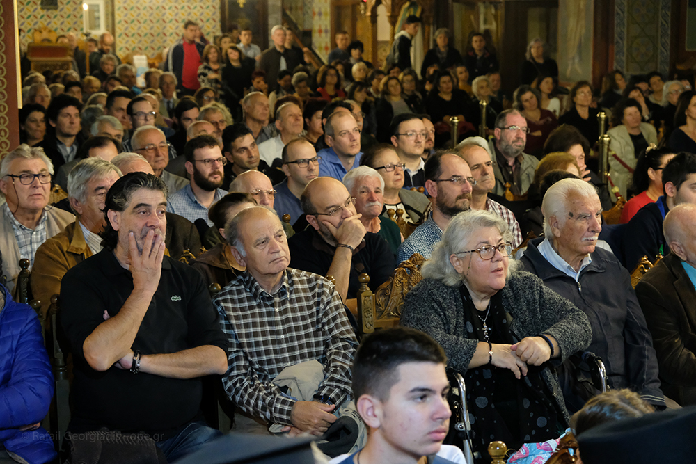 Μεγάλη Τιμή και Ευλογία για την Πιερία, την Μητρόπολη Κίτρους και την Σχολή Γονέων Κατερίνης η παρουσία του καθηγουμένου της Ι.Μ.Μ.Βατοπαιδίου γέροντος Εφραίμ την Κυριακή 3-11-2019. Η εκδήλωση πραγματοποιήθηκε στον Καθεδρικό Ναό της Θείας Αναλήψεως Κατερίνης και ξεκίνησε με Αγιασμό από τον Θεοφιλέστατο Επίσκοπο Αρούσας & Κεντρικής Τανζανίας κ. Αγαθόνικο για να ευλογηθεί η νέα ποιμαντική χρονιά και στην συνέχεια προβλήθηκε ένα εξαιρετικό 50λεπτο βίντεο παραγωγής του Ινστιτούτου Άγ. Μάξιμος ο Γραικός αφιερωμένο στον γέροντα Ιωσηφ τον Βατοπαιδινό με αφορμή τα 10 χρόνια της εκδημίας του.