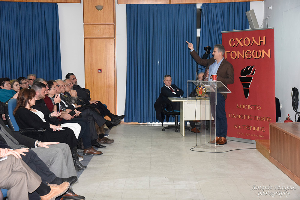 Την Δευτέρα 3-2-2020 στο Πνευματικό Κέντρο του Δήμου Κατερίνης (Εκάβη) πραγματοποιήθηκε η εκδήλωση της Σχολής Γονέων - Ανοικτού Πανεπιστημίου Κατερίνης με ομιλητή τον κ. Θεοφάνη Μαλκίδη και θέμα: "Ελληνισμός : Υποταγή ή Αντίσταση". Η εκδήλωση ξεκίνησε μελωδικά με την χορωδία του Αιγινίου Canto Olympus υπό την διεύθυνση του μαέστρου κ. Μιχάλη Καρυοφυλλίδη που ενθουσίασε τους ακροατές.