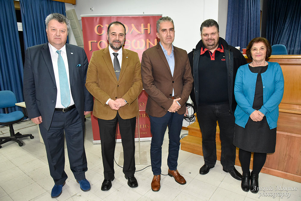 Την Δευτέρα 3-2-2020 στο Πνευματικό Κέντρο του Δήμου Κατερίνης (Εκάβη) πραγματοποιήθηκε η εκδήλωση της Σχολής Γονέων - Ανοικτού Πανεπιστημίου Κατερίνης με ομιλητή τον κ. Θεοφάνη Μαλκίδη και θέμα: "Ελληνισμός : Υποταγή ή Αντίσταση". Η εκδήλωση ξεκίνησε μελωδικά με την χορωδία του Αιγινίου Canto Olympus υπό την διεύθυνση του μαέστρου κ. Μιχάλη Καρυοφυλλίδη που ενθουσίασε τους ακροατές.