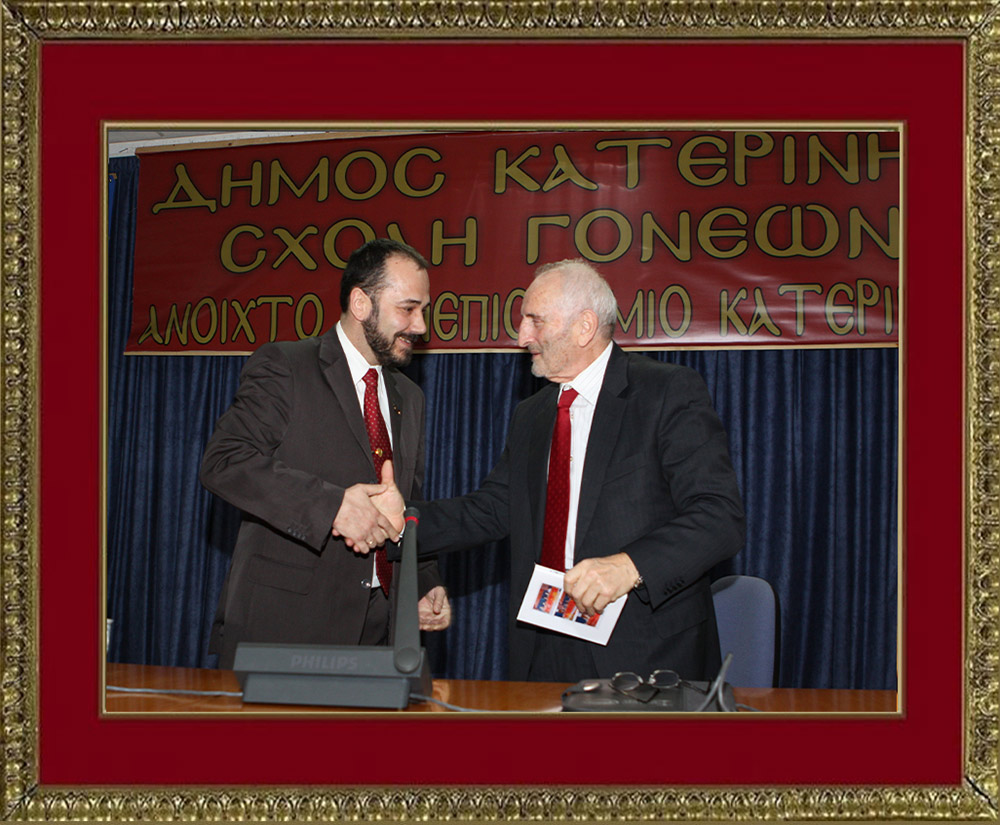 Με μία έκτακτη διαδικτυακή εκδήλωση με θέμα «Άγιος Παΐσιος. Από τα Φάρασα στον Ουρανό» συνέχισε το πρόγραμμά της η Σχολή Γονέων – Ανοικτό Πανεπιστήμιο Κατερίνης την Παρασκευή 4 Μαρτίου 2022. Οι θεατές είχαν την μεγάλη χαρά να απολαύσουν τον σεναριογράφο και εμπνευστή της σειράς κ. Γιώργο Τσιάκκα και την πρωταγωνίστρια κ. Χριστίνα Παυλίδου, η οποία υποδύεται την μητέρα του Αγίου Παϊσίου αλλά και τον σεβασμιώτατο Μητροπολίτη Μεσογαίας & Λαυρεωτικής κ.κ. ΝΙΚΟΛΑΟ