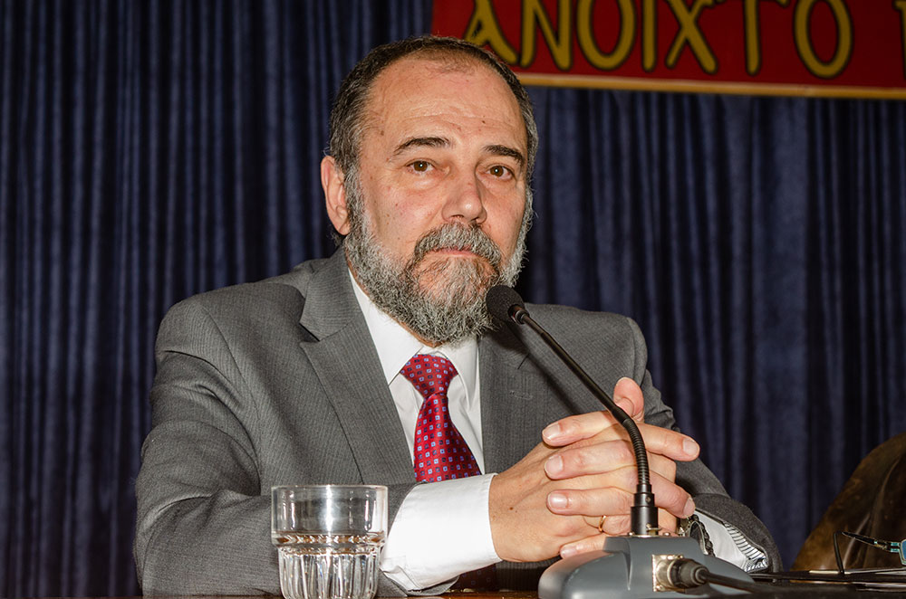 Τα Άστρα!... Ζούμε σε ένα Σύμπαν γεμάτο Ήλιους!... Μόνον ο γαλαξίας μας περιέχει περίπου 200 δις!... Και στο Σύμπαν υπάρχουν περίπου 2 τρις γαλαξίες!... Άρα, συνολικά, στο Σύμπαν υπάρχουν περίπου 1 τρις τρισεκατομμύρια άστρα!... Τα άστρα γεννιούνται!…Από τι υλικό είναι φτιαγμένα? Είναι στ’ αλήθεια βόμβες υδρογόνου? Πως σχηματίζονται? Και πόσο διαρκεί η δημιουργία ενός άστρου? Όλα τα άστρα έχουν πλανήτες? Μπορούν να φιλοξενήσουν Ζωή?