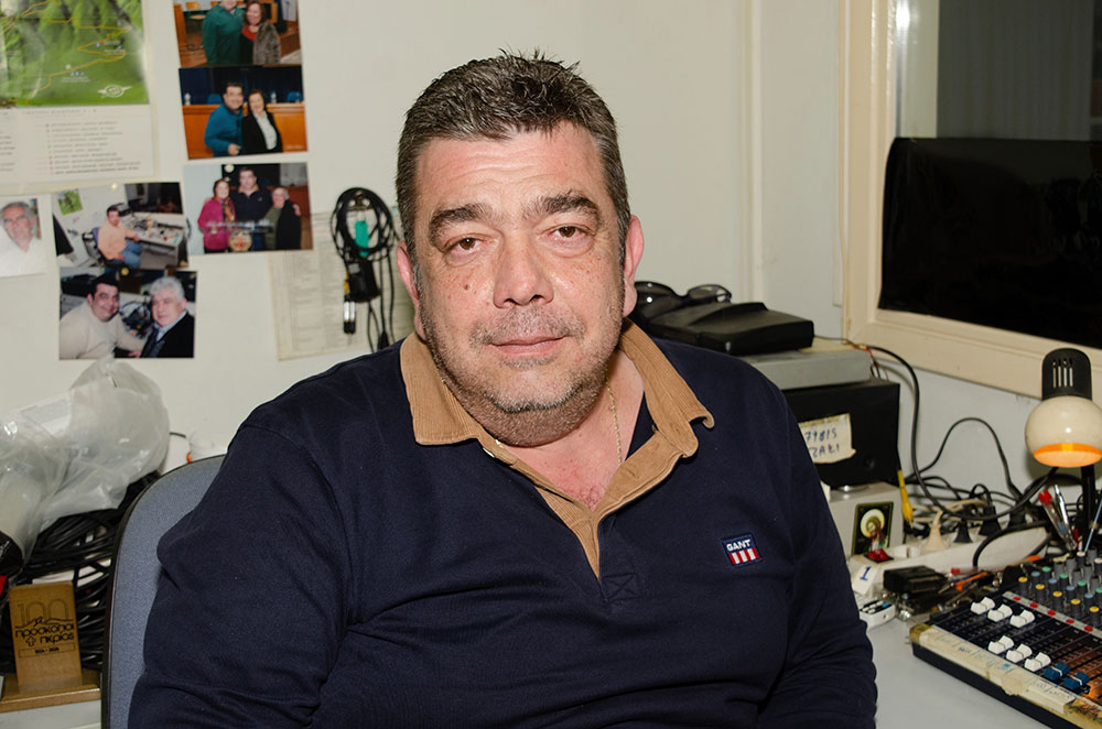 Τα Άστρα!... Ζούμε σε ένα Σύμπαν γεμάτο Ήλιους!... Μόνον ο γαλαξίας μας περιέχει περίπου 200 δις!... Και στο Σύμπαν υπάρχουν περίπου 2 τρις γαλαξίες!... Άρα, συνολικά, στο Σύμπαν υπάρχουν περίπου 1 τρις τρισεκατομμύρια άστρα!... Τα άστρα γεννιούνται!…Από τι υλικό είναι φτιαγμένα? Είναι στ’ αλήθεια βόμβες υδρογόνου? Πως σχηματίζονται? Και πόσο διαρκεί η δημιουργία ενός άστρου? Όλα τα άστρα έχουν πλανήτες? Μπορούν να φιλοξενήσουν Ζωή?