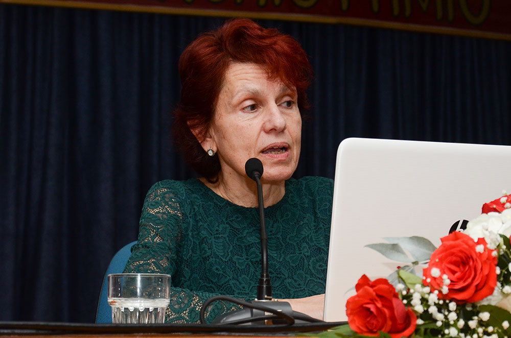 Μια ακόμη εκδήλωση ολοκληρώθηκε με επιτυχία την Δευτέρα 12-02-2024 από την Σχολή Γονέων – Ανοικτό Πανεπιστήμιο Κατερίνης στο Συνεδριακό Κέντρο Κατερίνης με καλεσμένες ομιλήτριες: • Την Ομότιμη Καθηγήτρια Α.Π.Θ. Δρ. Μάγδα Τσολάκη, • Την Αναπληρώτρια Καθηγήτρια Νευροφυσιολογίας Α.Π.Θ. κα. Μαριάνθη Αρναούτογλου. • Tην Αναπληρώτρια Καθηγήτρια Νευροανοσολογίας Α.Π.Θ. κα. Ευφροσύνη Κουτσουράκη. Τα θέματα που αναπτύχθηκαν με τους φίλους της Σχολής ήταν: • Σύγχρονη διαγνωστική & θεραπευτική διαδικασία στην Νόσο Αλτσχάιμερ. • Διάγνωση και αντιμετώπιση της Νόσου Parkinson & • Αντιμετώπιση της σκλήρυνσης κατά πλάκας. Η εκδήλωση έγινε σε Συνδιοργάνωση με το με το Ιατρικό Σύλλογο Πιερίας & το Κέντρο ημέρας για την Άνοια «Παναγία η Βηματάρισα».