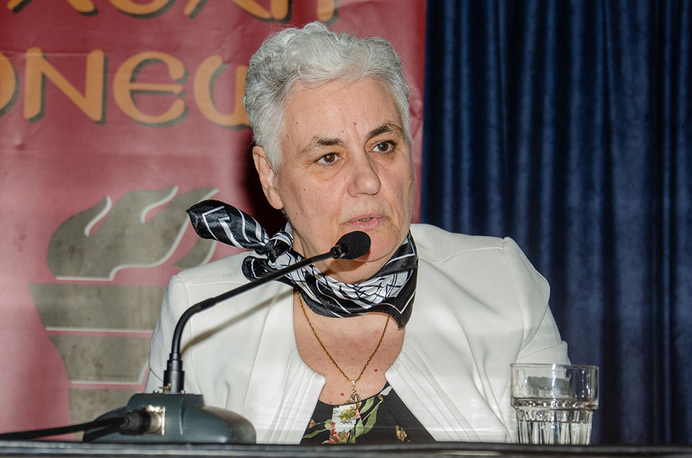 Μια ακόμη εκδήλωση ολοκληρώθηκε με επιτυχία την Δευτέρα 12-02-2024 από την Σχολή Γονέων – Ανοικτό Πανεπιστήμιο Κατερίνης στο Συνεδριακό Κέντρο Κατερίνης με καλεσμένες ομιλήτριες: • Την Ομότιμη Καθηγήτρια Α.Π.Θ. Δρ. Μάγδα Τσολάκη, • Την Αναπληρώτρια Καθηγήτρια Νευροφυσιολογίας Α.Π.Θ. κα. Μαριάνθη Αρναούτογλου. • Tην Αναπληρώτρια Καθηγήτρια Νευροανοσολογίας Α.Π.Θ. κα. Ευφροσύνη Κουτσουράκη. Τα θέματα που αναπτύχθηκαν με τους φίλους της Σχολής ήταν: • Σύγχρονη διαγνωστική & θεραπευτική διαδικασία στην Νόσο Αλτσχάιμερ. • Διάγνωση και αντιμετώπιση της Νόσου Parkinson & • Αντιμετώπιση της σκλήρυνσης κατά πλάκας. Η εκδήλωση έγινε σε Συνδιοργάνωση με το με το Ιατρικό Σύλλογο Πιερίας & το Κέντρο ημέρας για την Άνοια «Παναγία η Βηματάρισα».